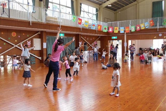 親子一緒に活動中!