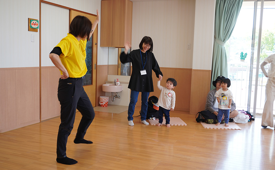 広い体育館で活動